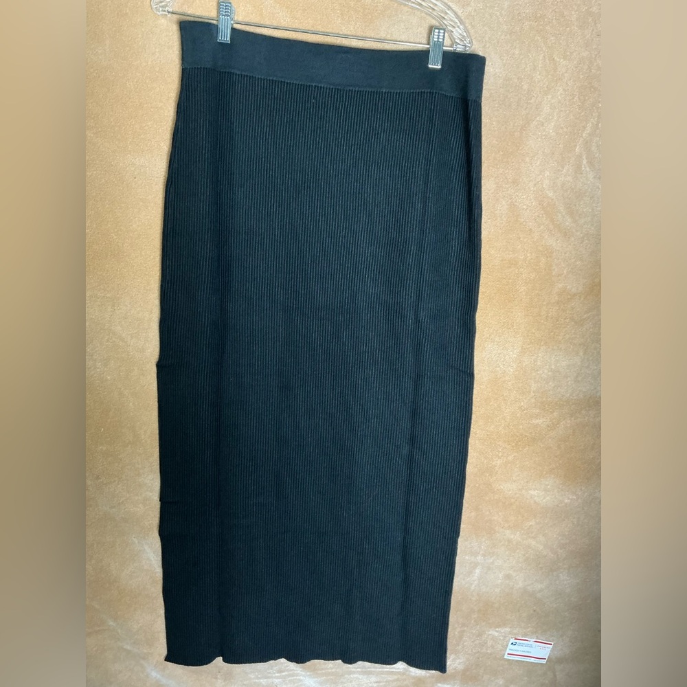Elegant Black Ribbed Skirt - Picture 8 of 10